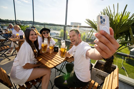 Vakar duris atvėrė jų trečioji erdvė – „Volfas Engelman Panorama Sky Bar“, įsikūrusi išskirtinėje vietoje – ant bravoro stogo.<br>I.Gaižausko nuotr.