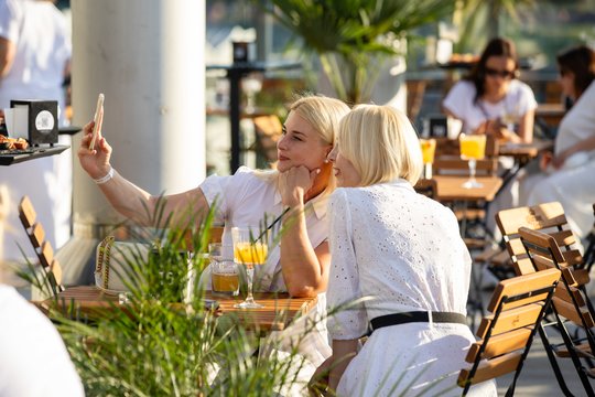 Vakar duris atvėrė jų trečioji erdvė – „Volfas Engelman Panorama Sky Bar“, įsikūrusi išskirtinėje vietoje – ant bravoro stogo.<br>I.Gaižausko nuotr.