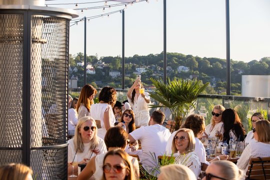 Vakar duris atvėrė jų trečioji erdvė – „Volfas Engelman Panorama Sky Bar“, įsikūrusi išskirtinėje vietoje – ant bravoro stogo.<br>I.Gaižausko nuotr.