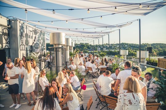 Vakar duris atvėrė jų trečioji erdvė – „Volfas Engelman Panorama Sky Bar“, įsikūrusi išskirtinėje vietoje – ant bravoro stogo.<br>I.Gaižausko nuotr.