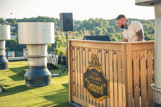 Vakar duris atvėrė jų trečioji erdvė – „Volfas Engelman Panorama Sky Bar“, įsikūrusi išskirtinėje vietoje – ant bravoro stogo.<br>I.Gaižausko nuotr.