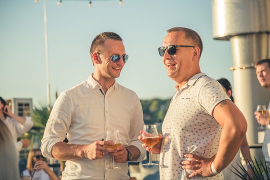 Vakar duris atvėrė jų trečioji erdvė – „Volfas Engelman Panorama Sky Bar“, įsikūrusi išskirtinėje vietoje – ant bravoro stogo.<br>I.Gaižausko nuotr.