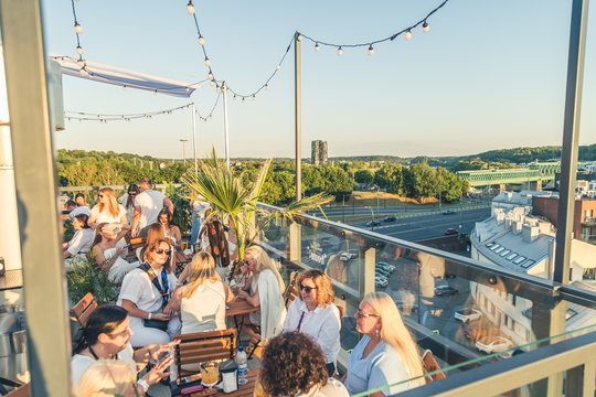 Vakar duris atvėrė jų trečioji erdvė – „Volfas Engelman Panorama Sky Bar“, įsikūrusi išskirtinėje vietoje – ant bravoro stogo.<br>I.Gaižausko nuotr.