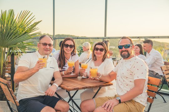 Vakar duris atvėrė jų trečioji erdvė – „Volfas Engelman Panorama Sky Bar“, įsikūrusi išskirtinėje vietoje – ant bravoro stogo.<br>I.Gaižausko nuotr.