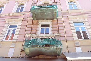 Griūnantys balkonai įgauna tragikomišką vaizdą: kažkoks sveiko proto užtemimas