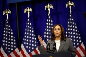 JAV viceprezidentė K. Harris gina J. Bideno pasirodymą per debatus