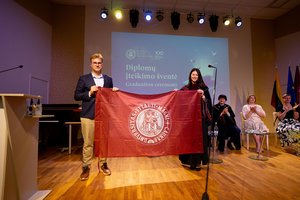 Projekte „Švietimo kodas“ Metų mokytoju išrinktam M. Karanauskui – svarbi misija: tapo VDU vėliavnešiu