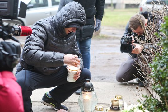 Žmonės nešė gėles ir degė žvakutes prie R.Morkevičiaus nužudymo vietos.<br>G.Bitvinsko nuotr.