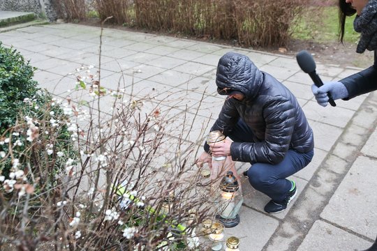 Žmonės nešė gėles ir degė žvakutes prie R.Morkevičiaus nužudymo vietos.<br>G.Bitvinsko nuotr.