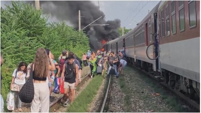 Vaizdai iš avarijos vietos: Slovakijoje susidūrus traukiniui ir autobusui žuvo keturi žmonės 