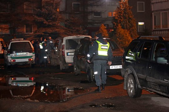 Paskelbus apie šūvius į Šilainius greitai atskubėję pareigūnai išvydo sušaudyti R.Morkevičiaus kūną.<br>M.Patašiaus nuotr.