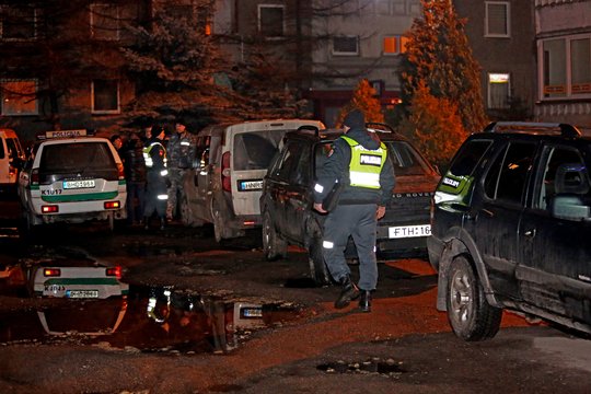 Paskelbus apie šūvius į Šilainius greitai atskubėję pareigūnai išvydo sušaudyti R.Morkevičiaus kūną.<br>M.Patašiaus nuotr.