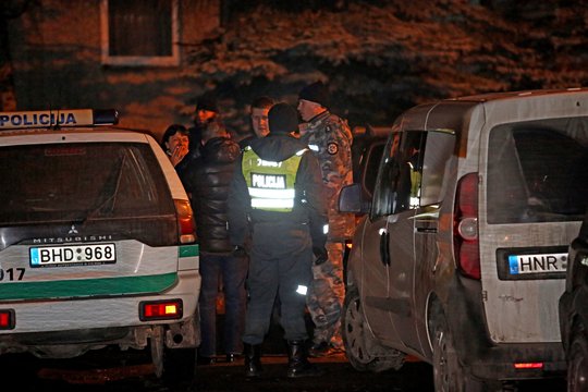 Paskelbus apie šūvius į Šilainius greitai atskubėję pareigūnai išvydo sušaudyti R.Morkevičiaus kūną.<br>M.Patašiaus nuotr.