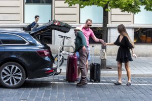 Žioplinėjantys poilsiautojai – tikra dovanėlė sukčiams: išvardijo triukus, kurių šie griebiasi turistams apšvarinti