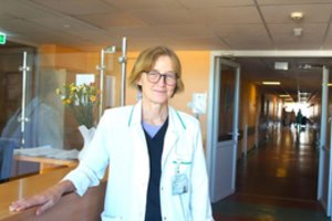 Į senelių žemę grįžusi australė dainuoja lietuviškai ir pagelbsti Šiaulių chirurgams