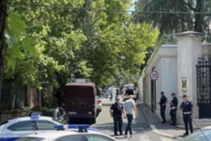 Priešais Izraelio ambasadą Belgrade buvo sužeistas policininkas, užpuolikas nukautas