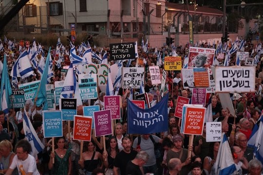 Tęsiasi protestai prieš B. Netanyahu ir vyriausybę – dešimtys tūkstančių dalyvių reikalauja surengti naujus rinkimus
