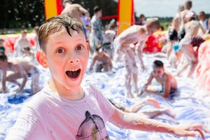 Globojančių šeimų festivalyje – tūkstančiai dalyvių ir jiems skirtas įspūdingas šou su žinomais atlikėjais