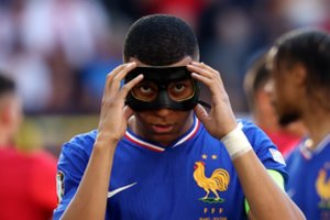 Prieš Europos futbolo čempionato aštuntfinalį – K. Mbappe pyktis dėl kaukės: „Visiškas siaubas“