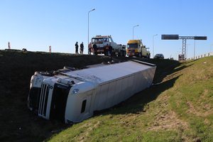 Kelyje „Via Baltica“ – dvi siaubingos avarijos: žuvo į vilkiką įsirėžęs autovežio vairuotojas, du Ukrainos piliečiai – sunkiai sužeisti