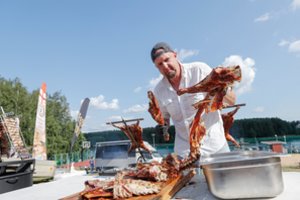 Akimirkos iš Molėtuose vykusio grilio čempionato: nuo dalyvių patiekalų žiūrovams kaupėsi seilės