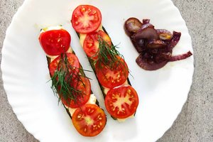 Pirmojo derliaus patiekalas priversiantis apsilaižyti pirštus: mažų cukinijų laiveliai įdaryti skirtingais sūriais