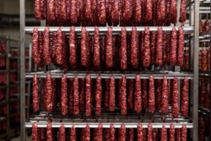 Mėsos gaminiai – kiekvieno skoniui: nuo natūralių kaimiškų lašinių iki gurmaniškų vytintų gardėsių