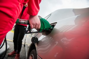 Pareiškė, kad reikėtų uždrausti degalų reklamą: prilygina tabakui ir alkoholiui