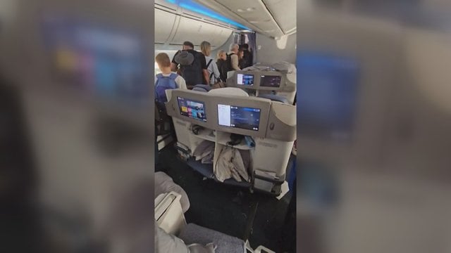 Skrydis virto košmaru: paskelbti vaizdai iš lėktuvo pribloškia – žmonėms lūžo kaulai, orlaivio vidus – nuniokotas