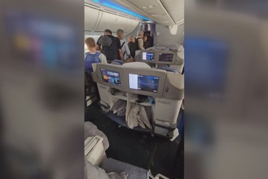 Skrydis virto košmaru: paskelbti vaizdai iš lėktuvo pribloškia – žmonėms lūžo kaulai, orlaivio vidus – nuniokotas