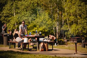 Džiaugsmas stovyklautojams, našta gamtai: patarė, kaip pasiruošti tvaresnei iškylai 