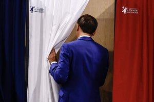 E. Macrono dienos suskaičiuotos: kad sustabdytų kraštutinius dešiniuosius, gali ryžtis galutinei politinei savižudybei