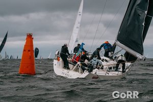 Nuo Baltijos audrų iki absoliutaus štiliaus – Latvijos jūrinio buriavimo čempionate Lietuvos komandos varžosi ekstremaliomis sąlygomis