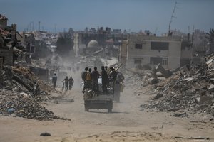 Palestiniečiai teigia, kad per Izraelio atakas Gazos Ruože žuvo dešimtys žmonių