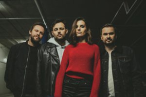 Bryano Adamso koncertą Kalnų parke pradės grupė „Sisters On Wire“