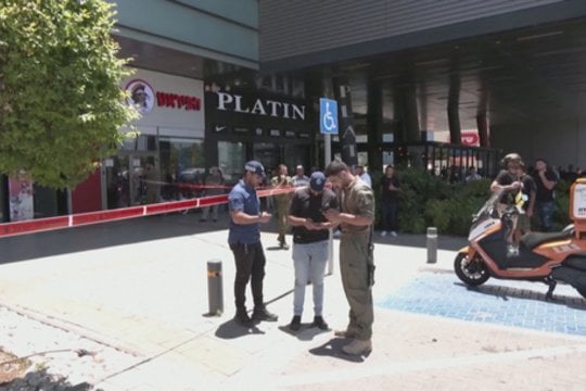 Paviešino ataką iš Izraelio prekybos centro: užpuolikas padūrė ir sužeidė du vyrus