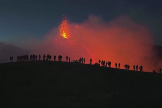 Etnos ugnikalnis vėl išsiveržė: spjaudosi lava