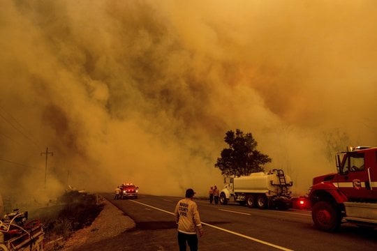 Nekontroliuojami gaisrai Kalifornijoje privertė tūkstančius palikti namus: perspėjama – situacija gali blogėti
