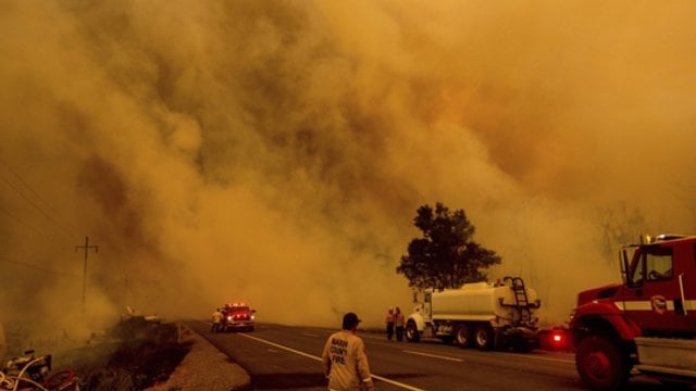 Nekontroliuojami gaisrai Kalifornijoje privertė tūkstančius palikti namus: perspėjama – situacija gali blogėti