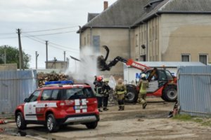 Šalia Kauno – gaisras kuro briketų sandėlyje: aplinkiniams gyventojams ir gretimai esančiam darželiui – specialistų įspėjimas