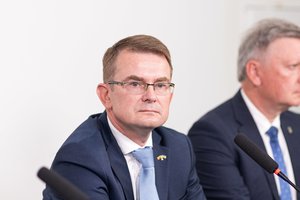 Doctors refer to Dulkys position in the Minister's chair as a mistake: he's a good person, but lacks knowledge about medicine