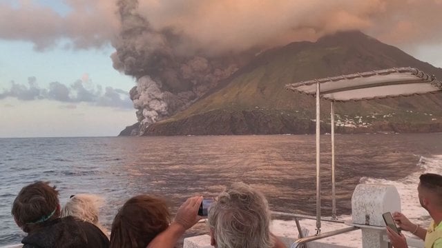 Minios žmonių valtimis skubėjo užfiksuoti išsiveržusį Italijos ugnikalnį: iš ekspertų – perspėjimas