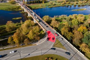 Kauno pilies žiede vėl slidinėja automobiliai: kur dingo raudonoji danga?