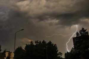 Savaitgalį lydės tikra orų mišrainė: karštis, trumpos liūtys ir perkūnija
