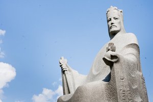 Vilniuje išniekintas Karaliaus Mindaugo paminklas: policija ieško vandalų