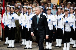 Daukanto aikštėje – šventinė Liepos 6-osios vėliavų pakėlimo ceremonija: G. Nausėda kreipėsi į Lietuvos žmones