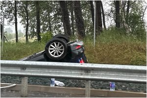 Kraupi avarija kelyje Vilnius-Kaunas: ant stogo apvirtus „Škodai“, pasklido dūmų kamuoliai, sužeista močiutė su anūku