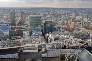 Mokslininkai: balti arba šviesą atspindintys stogai – geriausias būdas išlaikyti miestą vėsų