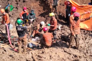 Per nuošliaužą Indonezijoje 11 žmonių žuvo, 19 dingo be žinios