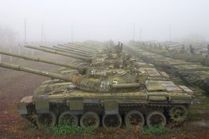Rusijai trūksta tankų. Bet štai kodėl tūkstantis „T-72“ vis dar nejudinami rūdija sandėliuose
